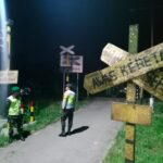 Anggota Koramil 0808/01 Sukorejo Bersama Petugas Gabungan Laksanakan Pengamanan Di Stasiun Kereta Api