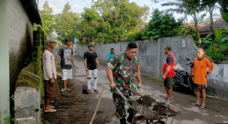 Tingkatkan Budaya Gotong Royong Di Wilayah Binaan, Babinsa Koramil Talun Gelar Kerja Bakti Bersama