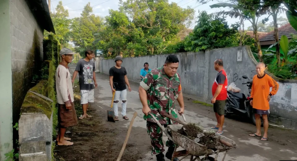 Tingkatkan Budaya Gotong Royong Di Wilayah Binaan, Babinsa Koramil Talun Gelar Kerja Bakti Bersama