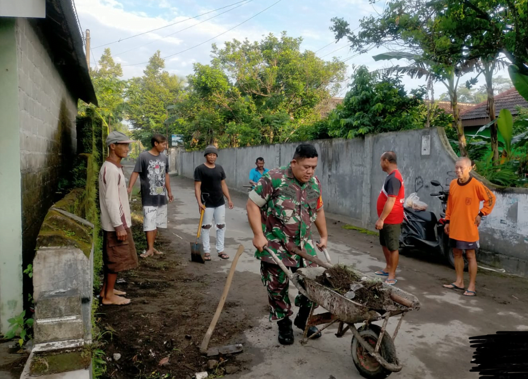 Tingkatkan Budaya Gotong Royong Di Wilayah Binaan, Babinsa Koramil Talun Gelar Kerja Bakti Bersama