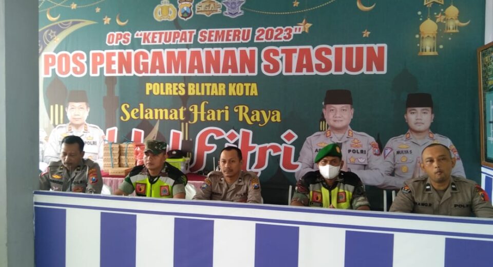 Anggota Koramil Sukorejo Bersama Petugas Gabungan Laksanakan Pengamanan Di Stasiun Kereta Api