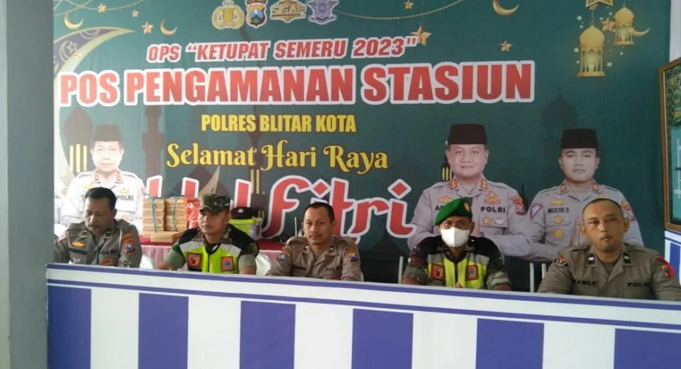 Anggota Koramil Sukorejo Bersama Petugas Gabungan Laksanakan Pengamanan Di Stasiun Kereta Api