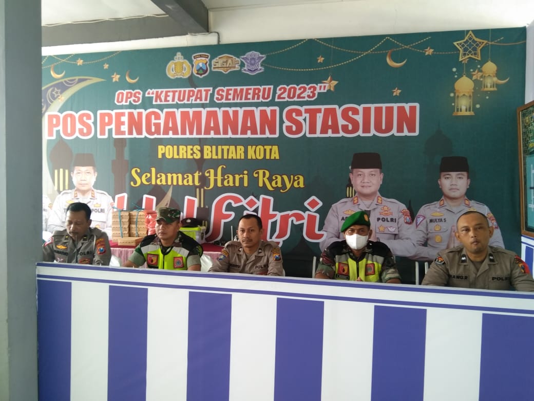 Anggota Koramil Sukorejo Bersama Petugas Gabungan Laksanakan Pengamanan Di Stasiun Kereta Api