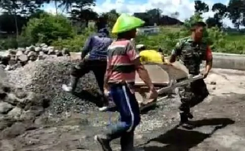 Selalu Hadir Di Tengah Masyarakat, Babinsa Koramil Wlingi Bantu Atasi Kesulitan Di Wilayah Binaannya