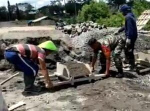 Selalu Hadir Di Tengah Masyarakat, Babinsa Koramil Wlingi Bantu Atasi Kesulitan Di Wilayah Binaannya