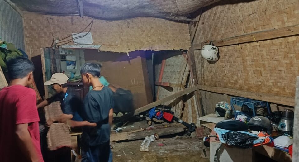 Akibat Hujan Deras Dua (2) Rumah Warga Hancur di Terjang Longsor