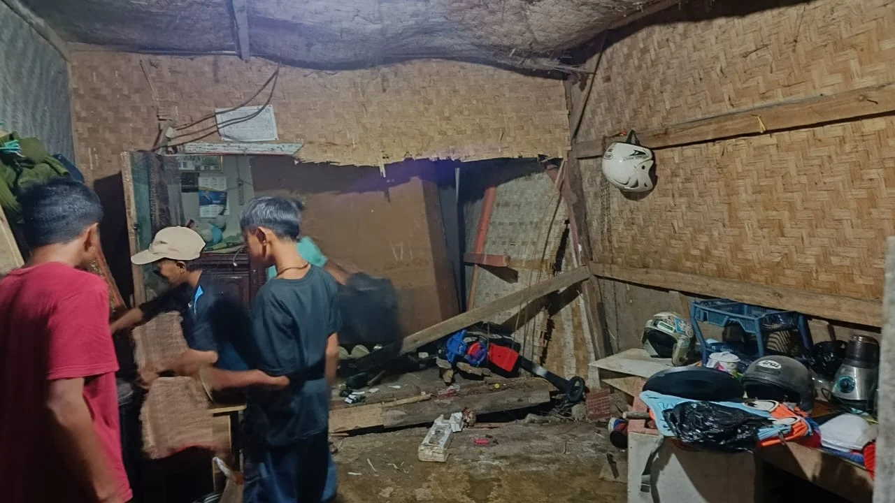 Akibat Hujan Deras Dua (2) Rumah Warga Hancur di Terjang Longsor