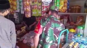 Pastikan Harga Stabil Pasca Lebaran, Babinsa Koramil Gandusari Cek Harga Sembako Di Wilayah