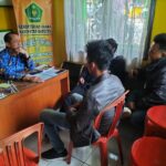 Pastikan Harga Stabil Pasca Lebaran, Babinsa Koramil Gandusari Cek Harga Sembako Di Wilayah