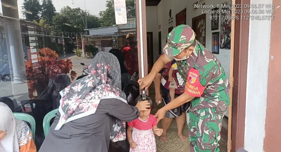 Dukung Program Balita Sehat, Babinsa Koramil Udanawu Dampingi Kegiatan Posyandu