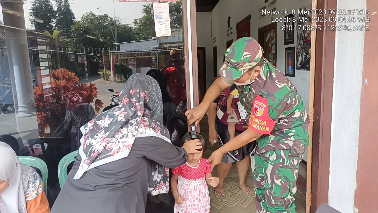 Dukung Program Balita Sehat, Babinsa Koramil Udanawu Dampingi Kegiatan Posyandu