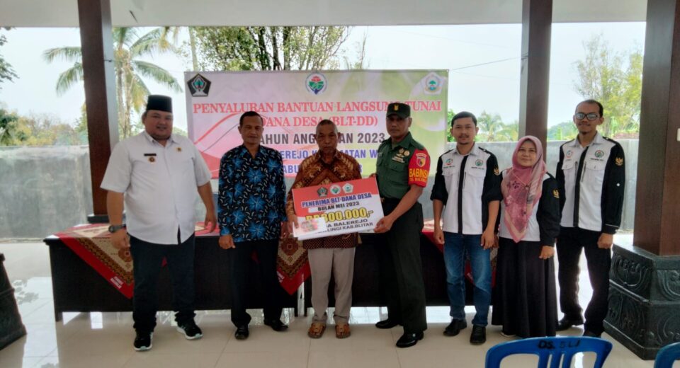 Pastikan Bantuan Tepat Sasaran, Babinsa Koramil Wlingi Dampingi Penyaluran BLT DD