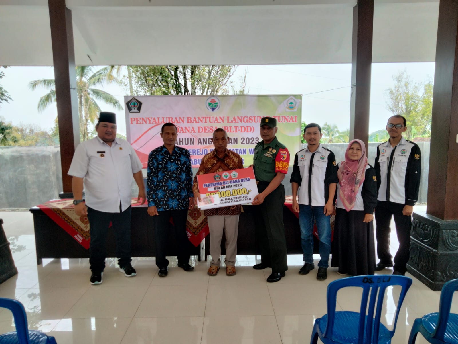 Pastikan Bantuan Tepat Sasaran, Babinsa Koramil Wlingi Dampingi Penyaluran BLT DD