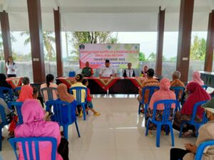 Pastikan Bantuan Tepat Sasaran, Babinsa Koramil Wlingi Dampingi Penyaluran BLT DD