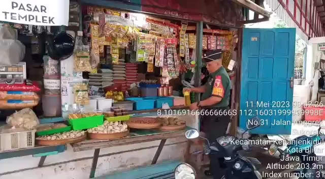 Babinsa Koramil 0808/01 Sukorejo Cek Ketersediaan Stok Dan Harga Minyak Goreng