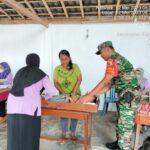 Babinsa Koramil 0808/01 Sukorejo Cek Ketersediaan Stok Dan Harga Minyak Goreng