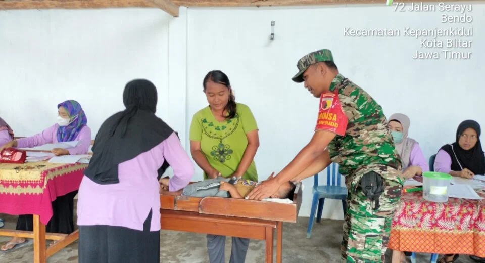 Mensukseskan Program Balita Sehat, Babinsa Koramil Sukorejo Dampingi Kegiatan Posyandu Di Wilayah Binaannya