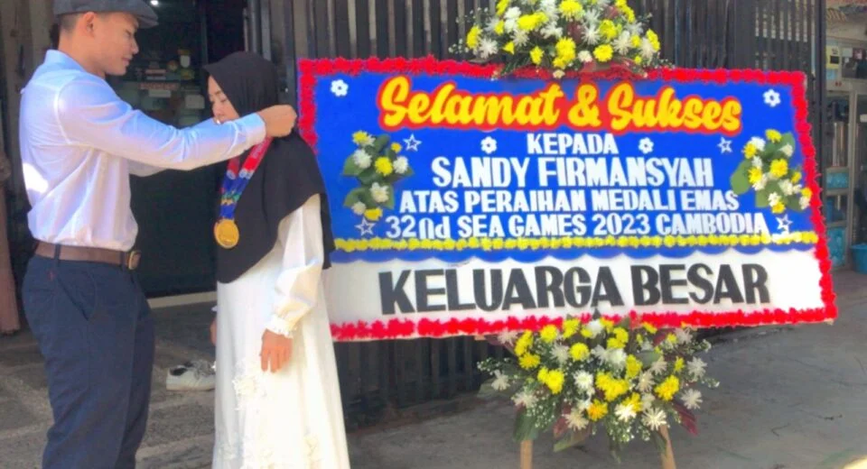 Atlet Cabor Karate Peraih Medali Emas Dan Perunggu Di SEA Games 2023 Kamboja Sandy Firmansyah Pulang Ke Rumah Orang Tua nya