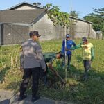 Sebagai Wujud Peran Aktif Babinsa Koramil 0808/10 Kademangan, Bantu Petani Laksanakan Penyemprotan Tanaman Cabe