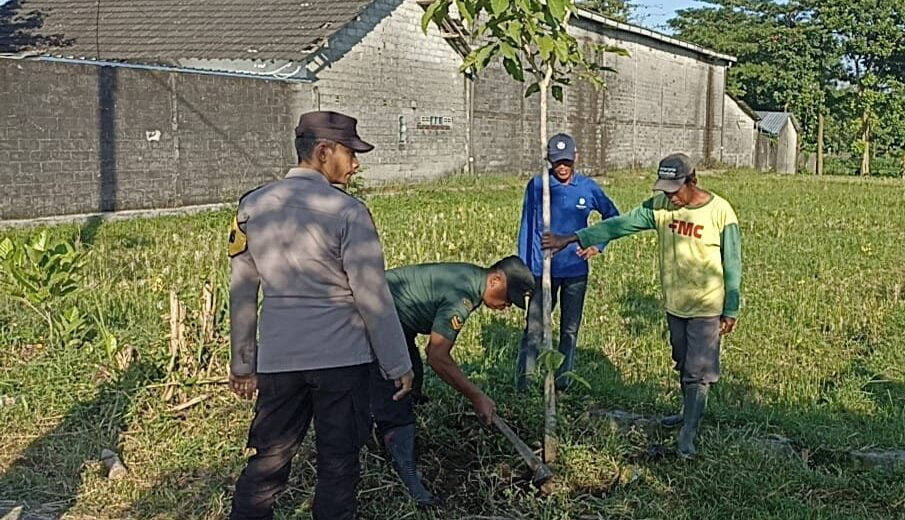 Peduli Kelestarian Alam, Babinsa Koramil Wlingi Bersama Dinas Terkait Lakukan Penghijauan