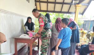 Selalu Hadir Di Tengah Masyarakat, Babinsa Koramil Talun Dampingi Kegiatan Posyandu Balita