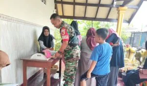 Selalu Hadir Di Tengah Masyarakat, Babinsa Koramil Talun Dampingi Kegiatan Posyandu Balita
