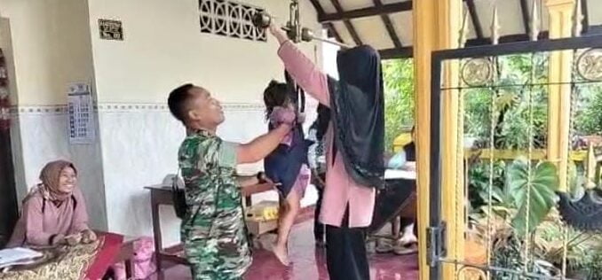 Selalu Hadir Di Tengah Masyarakat, Babinsa Koramil Talun Dampingi Kegiatan Posyandu Balita