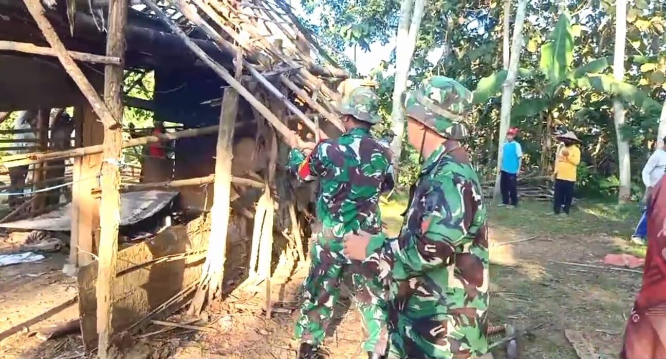 Bantu Atasi Kesulitan Rakyat, Babinsa Koramil Panggungrejo Bersama Warga Masyarakat Gelar Gotong Royong Bersama