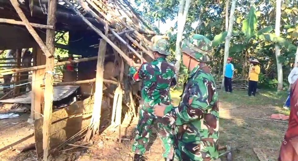 Bantu Atasi Kesulitan Rakyat, Babinsa Koramil Panggungrejo Bersama Warga Masyarakat Gelar Gotong Royong Bersama