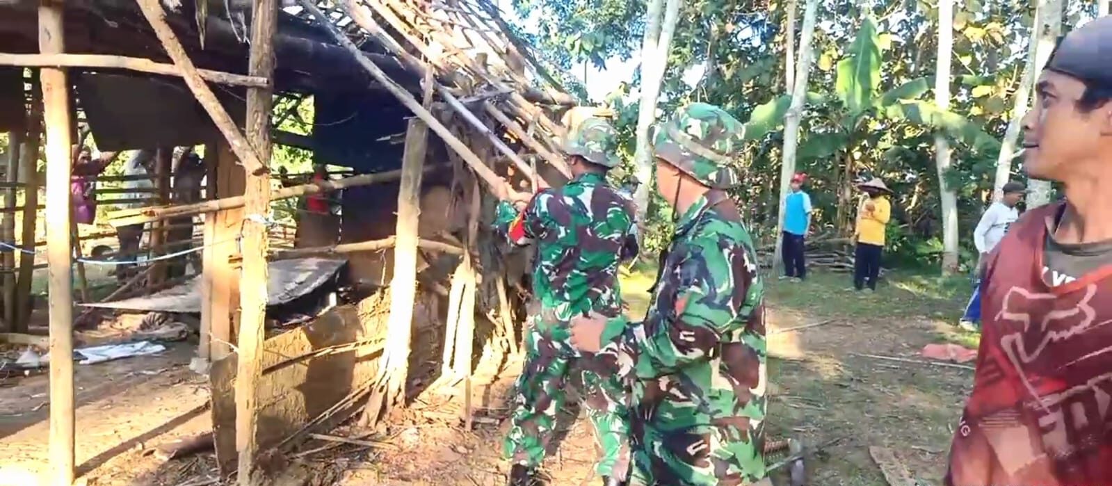 Bantu Atasi Kesulitan Rakyat, Babinsa Koramil Panggungrejo Bersama Warga Masyarakat Gelar Gotong Royong Bersama