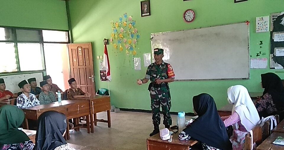 Tanamkan Karakter Sejak Dini, Anggota Koramil Sananwetan Laksanakan Kegiatan Babinsa Masuk Sekolah