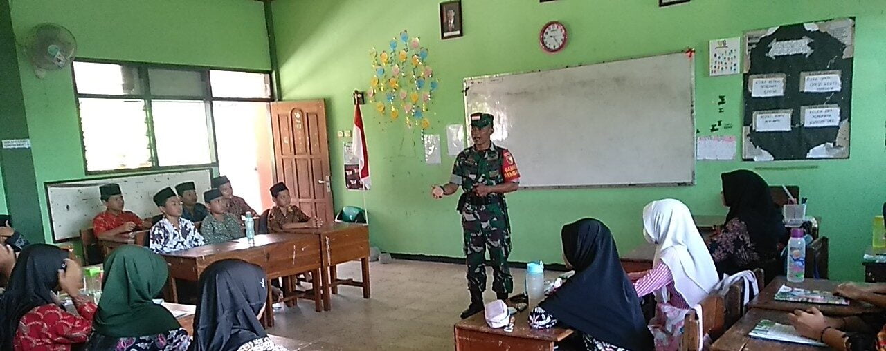 Tanamkan Karakter Sejak Dini, Anggota Koramil Sananwetan Laksanakan Kegiatan Babinsa Masuk Sekolah