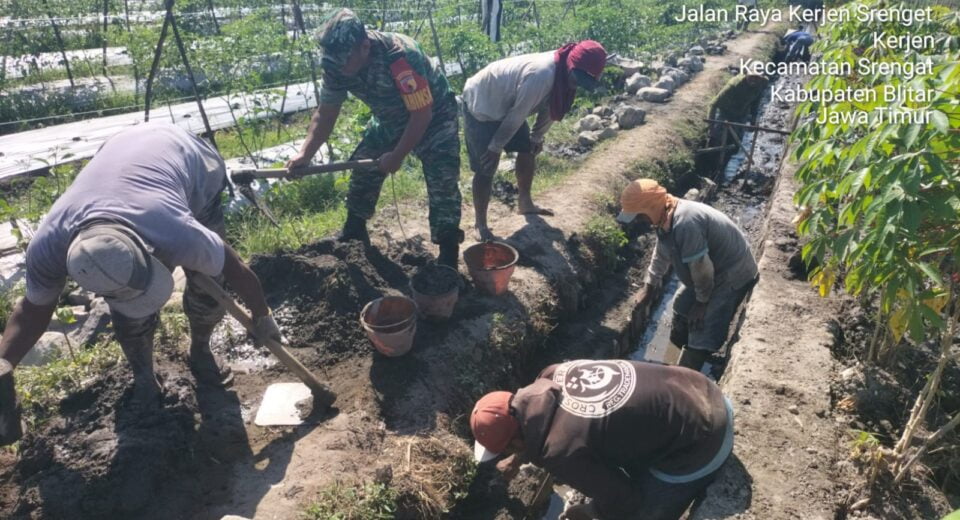 Kompak, Babinsa Koramil Srengat Dan Warga Masyarakat Gelar Gotong Royong Bersama