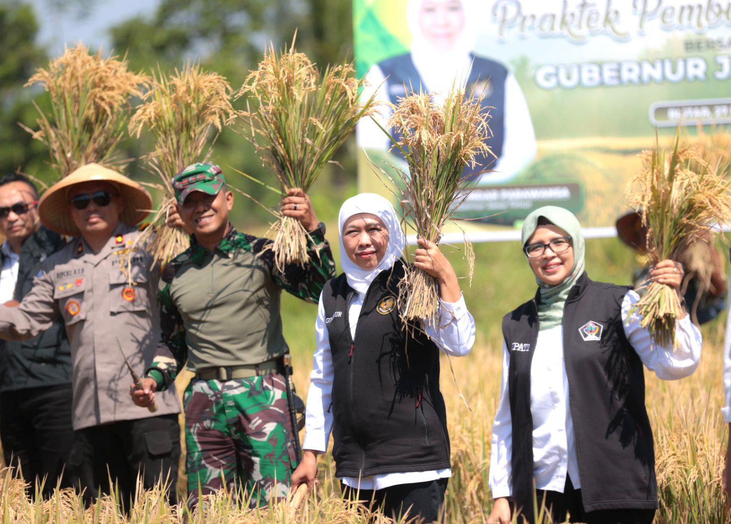 Dandim 0808/Blitar Dampingi Gubernur Jawa Timur Panen Raya Padi Di Wilayah Kabupaten Blitar
