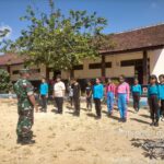 Pastikan Tepat Sasaran, Babinsa Pos Selopuro Dampingi Penyaluran BLT DD Di Wilayah Binaannya