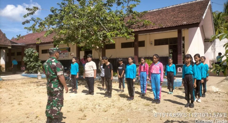 Tanamkan Disiplin Di Sekolah, Babinsa Pos Wonotirto Latih Kegiatan Peraturan Baris Berbaris