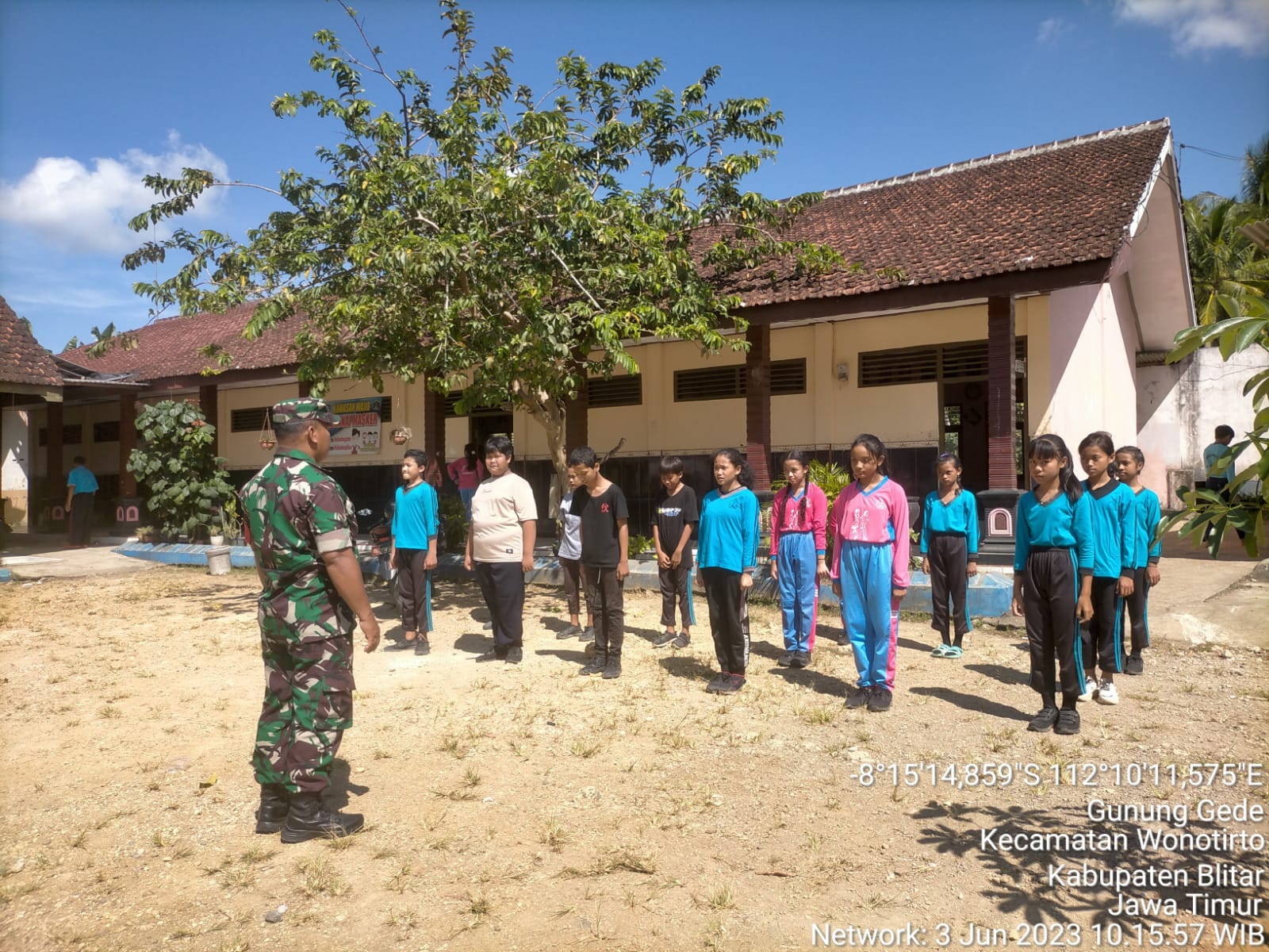 Tanamkan Disiplin Di Sekolah, Babinsa Pos Wonotirto Latih Kegiatan Peraturan Baris Berbaris