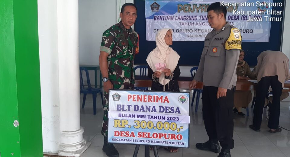 Pastikan Tepat Sasaran, Babinsa Pos Selopuro Dampingi Penyaluran BLT DD Di Wilayah Binaannya