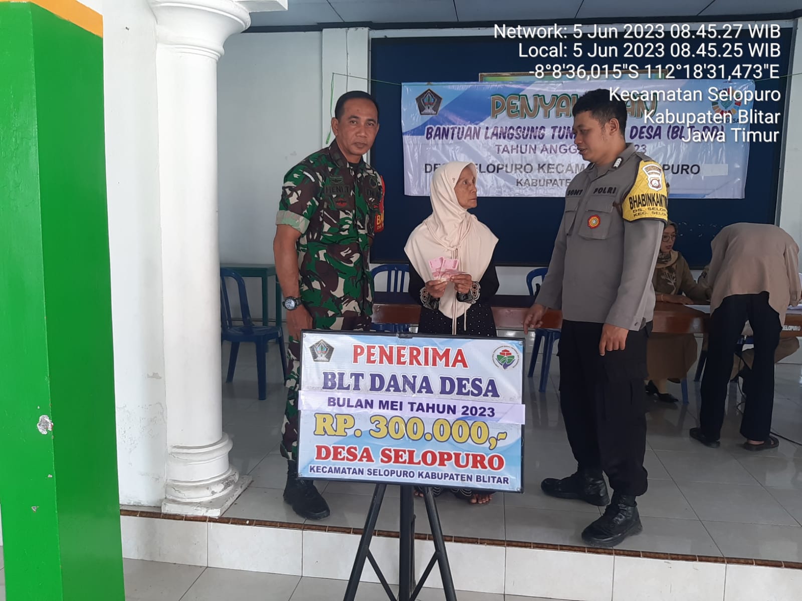 Pastikan Tepat Sasaran, Babinsa Pos Selopuro Dampingi Penyaluran BLT DD Di Wilayah Binaannya