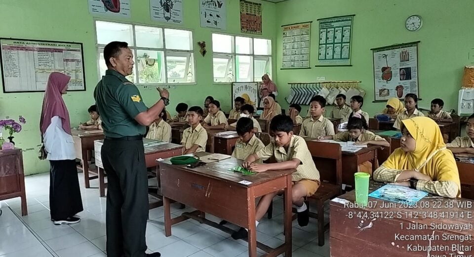 Berikan Wawasan Kebangsaan, Anggota Koramil Srengat Laksanakan Kegiatan Babinsa Masuk Sekolah