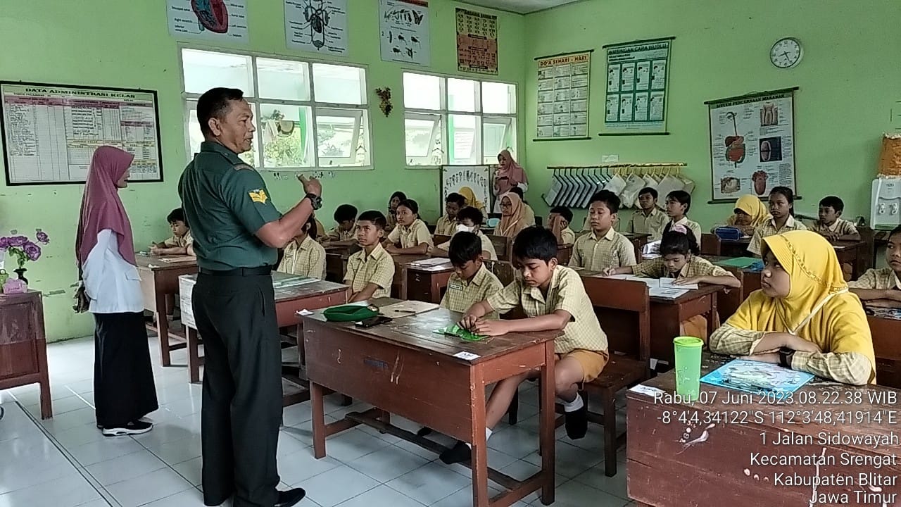 Berikan Wawasan Kebangsaan, Anggota Koramil Srengat Laksanakan Kegiatan Babinsa Masuk Sekolah