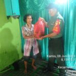 Selalu Hadir Di Tengah Masyarakat, Babinsa Koramil Wlingi Bantu Rehab Rumah Warga Binaannya