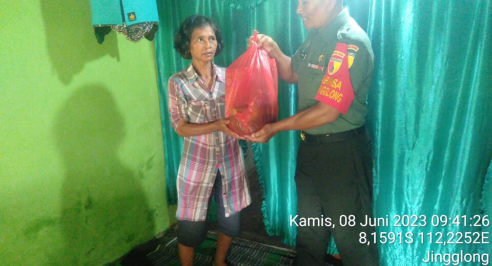 Peduli Kepada Warga Kurang Mampu, Anggota Koramil Sutojayan Laksanakan Kegiatan Babinsa Masuk Dapur