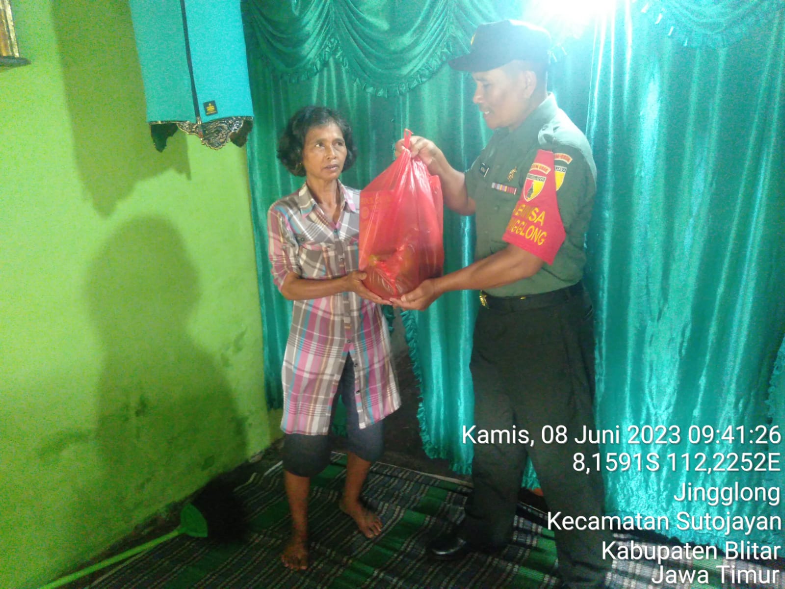 Peduli Kepada Warga Kurang Mampu, Anggota Koramil Sutojayan Laksanakan Kegiatan Babinsa Masuk Dapur