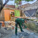 Peduli Kepada Warga Kurang Mampu, Anggota Koramil Sutojayan Laksanakan Kegiatan Babinsa Masuk Dapur