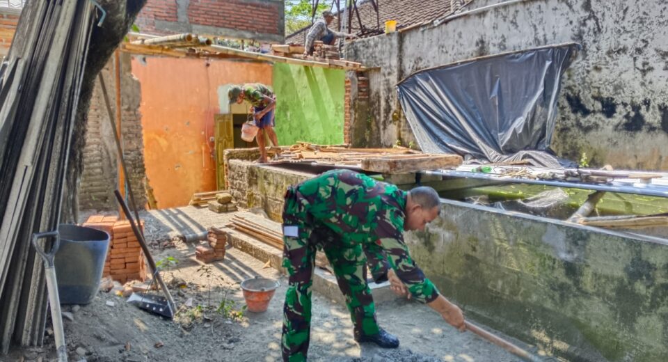 Selalu Hadir Di Tengah Masyarakat, Babinsa Koramil Wlingi Bantu Rehab Rumah Warga Binaannya