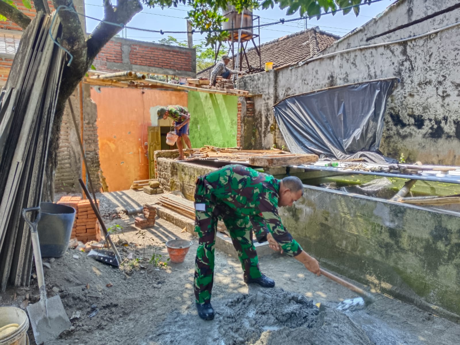 Selalu Hadir Di Tengah Masyarakat, Babinsa Koramil Wlingi Bantu Rehab Rumah Warga Binaannya