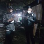 Selalu Hadir Di Tengah Masyarakat, Babinsa Koramil Wlingi Bantu Rehab Rumah Warga Binaannya