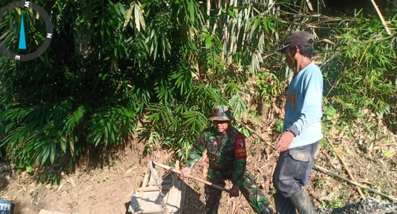 Sebagai Wujud Kemanunggalan TNI Dengan Rakyat, Babinsa Koramil Doko Gelar Kerja Bakti Bersama