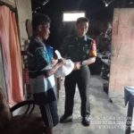 Peduli Kesehatan Anak, Babinsa Koramil Wates Dampingi Pemberian Bantuan Susu Kepada Anak Berisiko Stunting